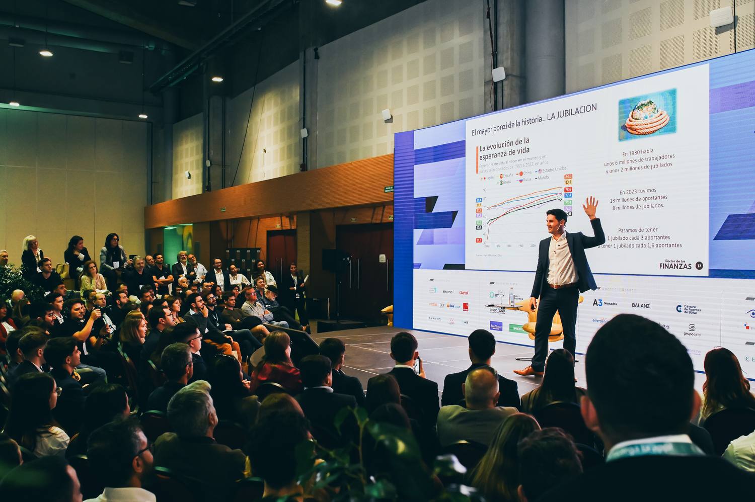 Gastón Lentini exponiendo ante una sala llena en Expo EFI, Buenos Aires