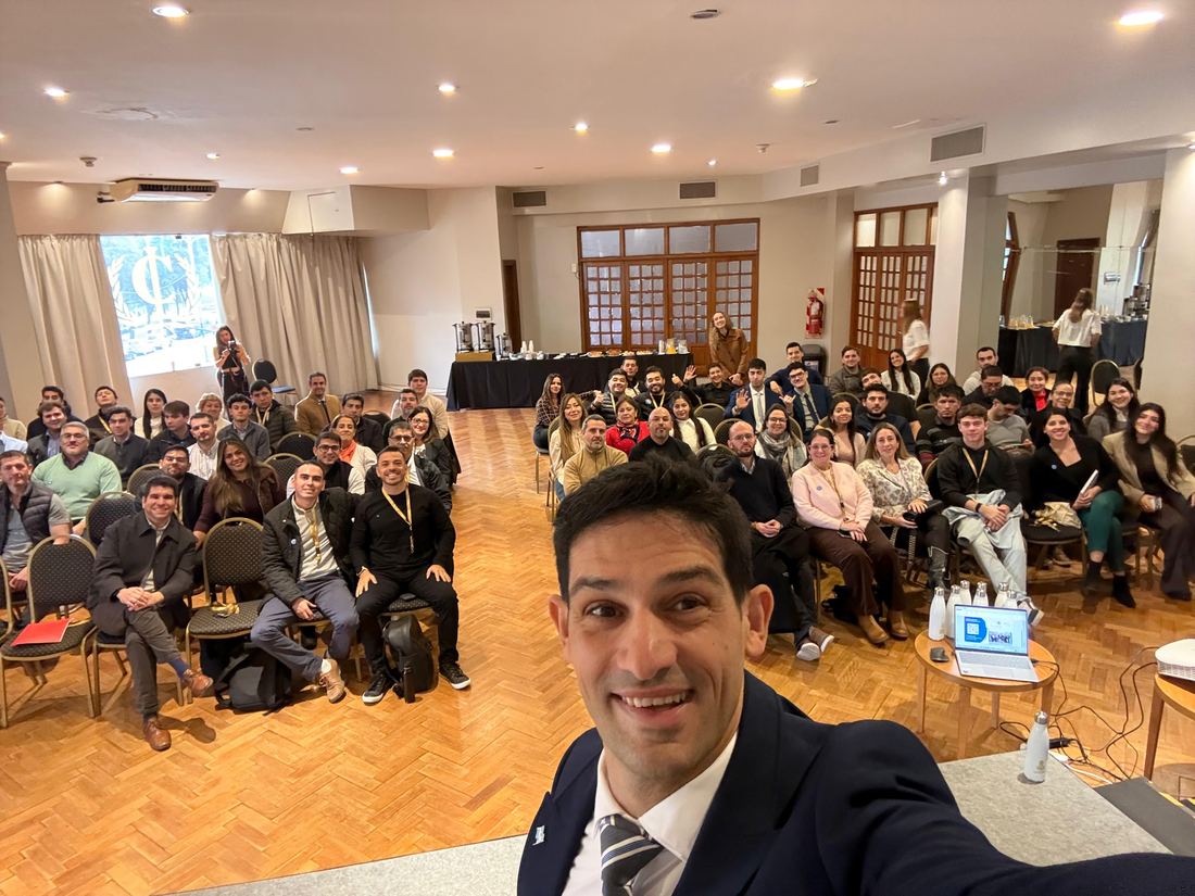 Gastón Lentini con el público al final de una charla de educación financiera